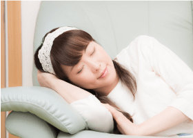 寝る女性